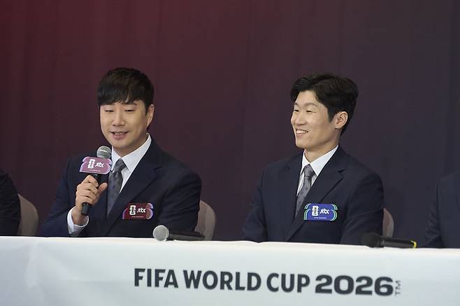 [서울=뉴시스] 배성재 캐스터와 박지성 해설위원이 21일 서울 중구 엠버서더 서울 풀만에서 2026 북중미 월드컵' 중계 기자간담회에서 포즈를 취하고 있다. (사진=JTBC 제공) 2026.05.21.photo@newsis.com  *재판매 및 DB 금지