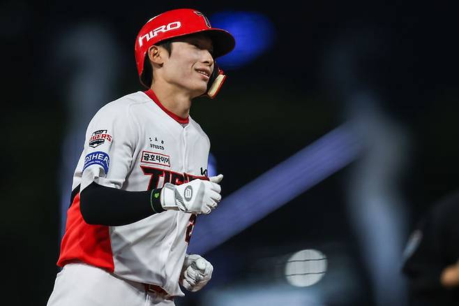 [서울=뉴시스] 프로야구 KIA 타이거즈 김호령이 19일 광주-기아챔피언스필드에서 열린 2026 신한 쏠 KBO리그 LG 트윈스전에서 홈런을 친 뒤 베이스를 돌고 있다. (사진=KIA 타이거즈 제공) 2026.05.19. *재판매 및 DB 금지