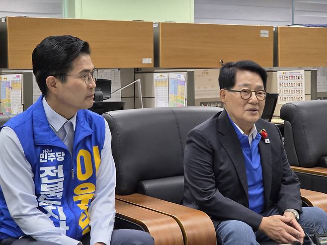 이원택 더불어민주당 전북지사 후보자(왼쪽)와 박지원 더불어민주당 전남 해남·완도·진도 국회의원 [연합뉴스TV 촬영]