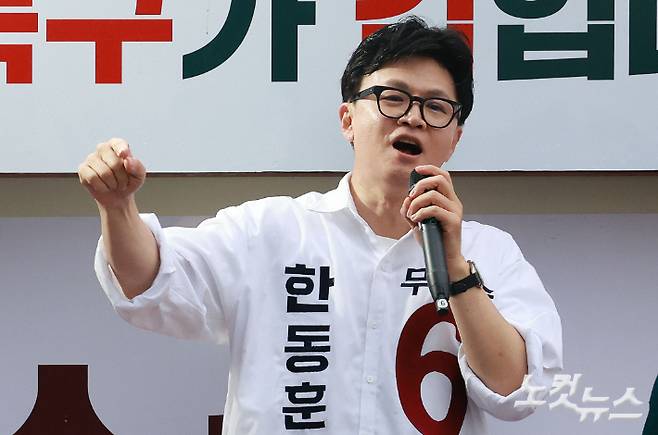 6.3지방선거와 국회의원 재보궐선거 공식 선거운동 첫 날인 21일 부산 북구 구포시장 앞에서 한동훈 무소속 부산 북구갑 국회의원 보궐선거 후보가 출정식을 열고 지지를 호소하고 있다. 류영주 기자