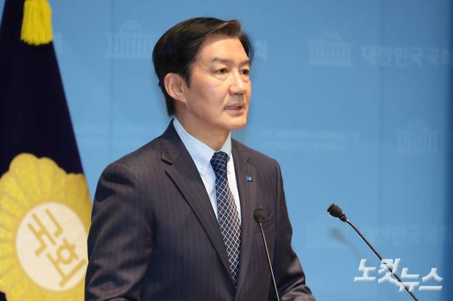 경기 평택을 국회의원 재선거에 출마한 조국혁신당 조국 후보가 20일 서울 여의도 국회 소통관에서 6.3 지방선거 현안 관련 기자회견을 하고 있다. 윤창원 기자