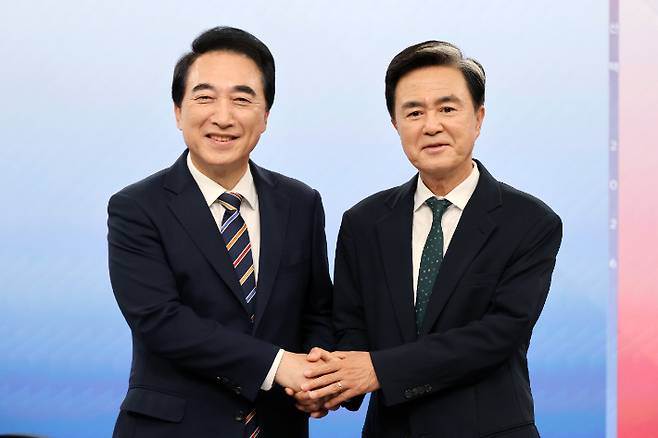 21일 대전MBC에서 열린 TV 토론회에 참석한 더불어민주당 박수현 후보(왼쪽)와 국민의힘 김태흠 후보. 연합뉴스
