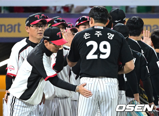 LG 염경엽 감독의 축하를 받는 손주영./OSEN DB
