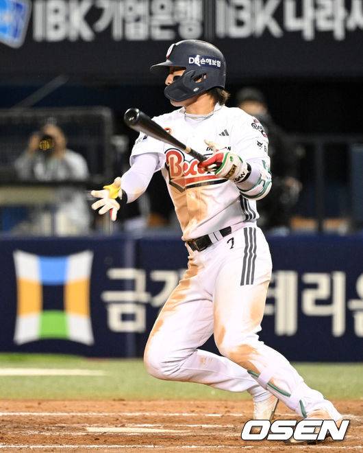 [OSEN=잠실, 이대선 기자] 21일 서울 잠실야구장에서 2026 신한 SOL KBO리그 두산 베어스와 NC 다이노스의 경기가 열렸다.이날 두산은 벤자민, NC는 토다를 선발로 내세웠다.7회말 2사에서 두산 박찬호가 중전안타를 치고 있다. 2026.05.21 /sunday@osen.co.kr