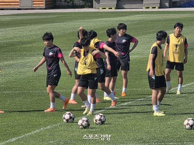 북한 내고향여자축구단 선수들이 22일 수원월드컵경기장 보조경기장에서 결승전을 하루 앞두고 훈련하고 있다.  수원 | 윤은용 기자