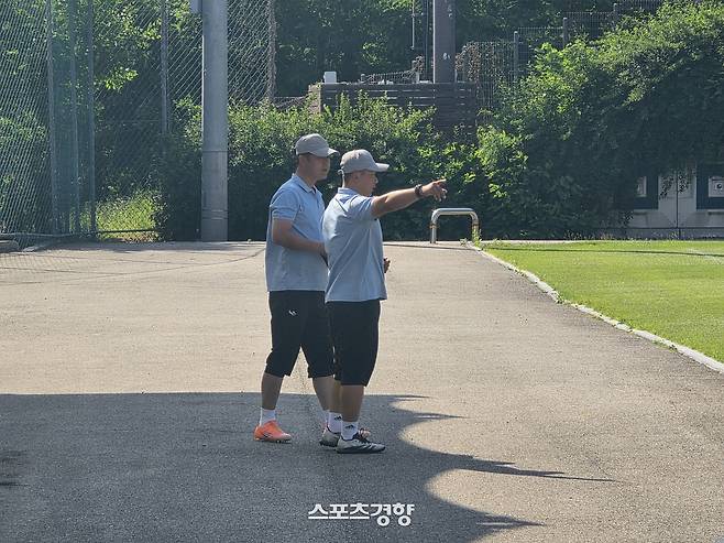리유일 북한 내고향여자축구단 감독이 22일 수원월드컵경기장 보조경기장에서 경기를 하루 앞두고 훈련을 준비하고 있다.     수원 | 윤은용 기자