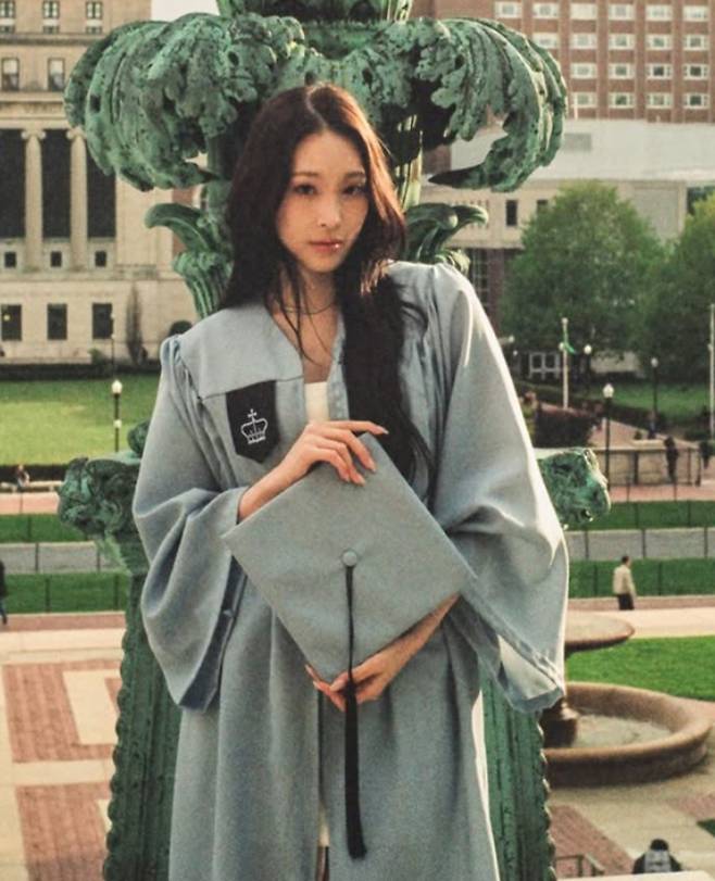 Annie, a member of the co-ed group ALLDAY PROJECT and the eldest daughter of New World Chairman Jung Yoo-kyung, shared news about her graduation from Columbia Universitys *The Graduate*. Annie revealed her current status of completing her studies by posting photos on her personal account taken on campus while wearing a *The Graduate* gown.In the released photos, Annie exuded a refined and elegant atmosphere while wearing a sky-blue academic gown. Majoring in Art History and Visual Arts, Annie successfully concluded her studies by attending *The Graduate* ceremony held locally on the 19th.Annie, who debuted in the music industry last June with ALLDAY PROJECT, is also well known as the granddaughter of New World Group Chairman Lee Myung-hee. Through these *The Graduate* photos, Annie has garnered public attention by demonstrating her diligence in balancing her studies with her entertainment activities.