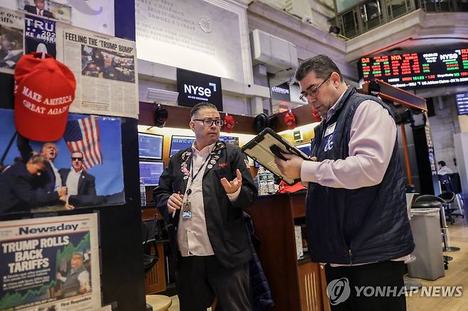 21일(현지시간) 뉴욕증권거래소(NYSE) 트레이더들 [로이터=연합뉴스]