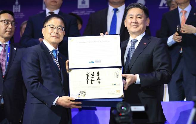 윤웅석 국기원장(왼쪽)과 오흐나 후렐수흐 몽골 대통령(오른쪽) [국기원 제공. 재판매 및 DB 금지]