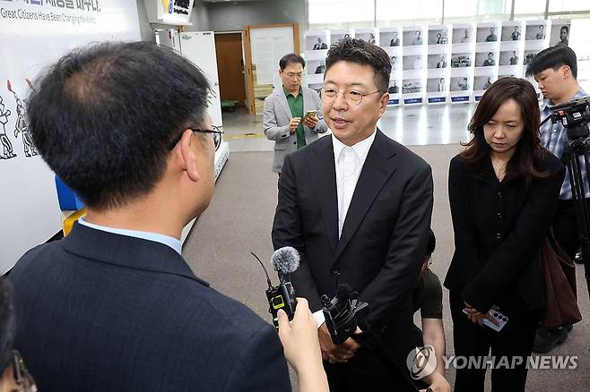 5·18 기념센터 찾은 김수완 신세계그룹 부사장 (광주=연합뉴스) 김혜인 기자 = 스타벅스 코리아가 5·18폄훼 이벤트로 물의를 빚고 있는 가운데 김수완 신세계그룹 부사장이 19일 광주 서구 쌍촌동 5·18기념문화센터를 찾아 5·18 단체 면담을 시도하고 있다. 2026.5.19 in@yna.co.kr
