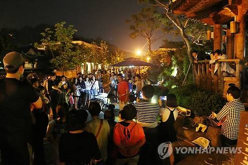 전주 한옥마을 야간 인파 [연합뉴스 자료사진]