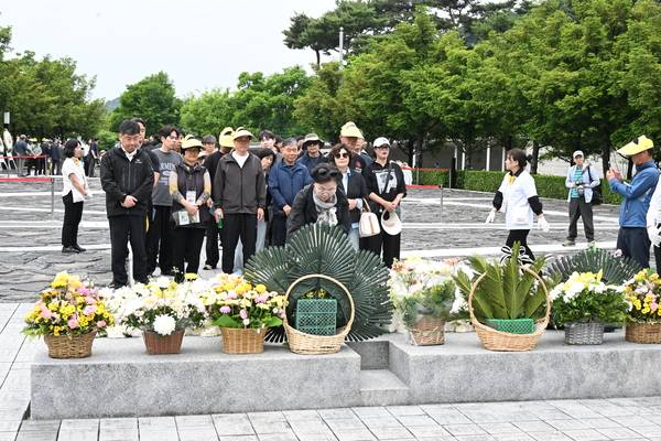 노무현 전 대통령 서거 17주기 추도식이 오는 23일 오후 2시 김해시 진영읍 본산리 봉하마을 생태문화공원 특설무대에서 열렸다. 추모객들이 참배하고 있다.추도식에는 권양숙 여사를 비롯한 유족과 이재명 대통령,문재인 전 대통령, 우원식 국회의장, 김민석 국무총리가 참석했다./김구연 기자