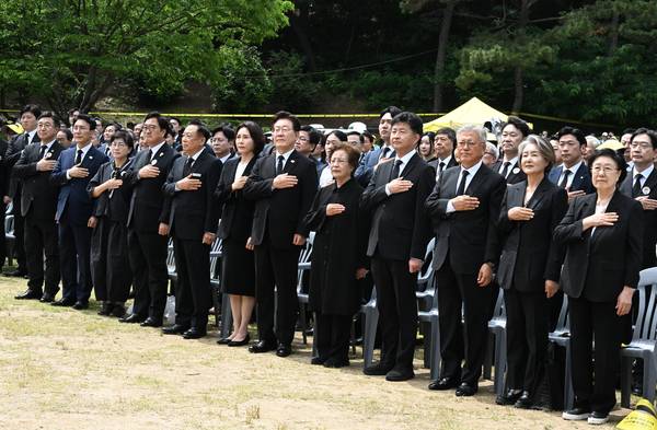 노무현 전 대통령 서거 17주기 추도식이 오는 23일 오후 2시 김해시 진영읍 본산리 봉하마을 생태문화공원 특설무대에서 열렸다.권양숙 여사를 비롯한 유족과 이재명 대통령,문재인 전 대통령 등이 국민의례와 묵념하고 있다./김구연 기자
