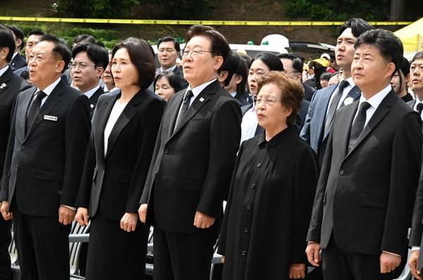 노무현 전 대통령 서거 17주기 추도식이 오는 23일 오후 2시 김해시 진영읍 본산리 봉하마을 생태문화공원 특설무대에서 열렸다.권양숙 여사를 비롯한 유족과 이재명 대통령,문재인 전 대통령 등이 국민의례와 묵념하고 있다./김구연 기자