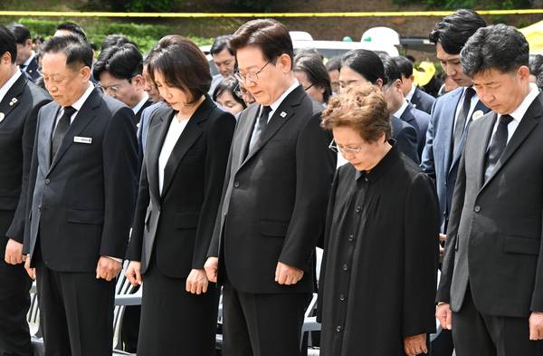 노무현 전 대통령 서거 17주기 추도식이 오는 23일 오후 2시 김해시 진영읍 본산리 봉하마을 생태문화공원 특설무대에서 열렸다.권양숙 여사를 비롯한 유족과 이재명 대통령,문재인 전 대통령 등이 국민의례와 묵념하고 있다./김구연 기자