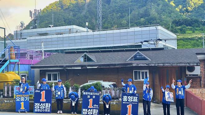 앞서 전날인 22일 오후, 더불어민주당 울릉군수, 울릉군의원 후보 각 선거운동원이 도동 삼거리에서 한 주를 마무리하는 군민들께 퇴근길 인사와 함께 지지를 호소하고 있다. /황진영 기자