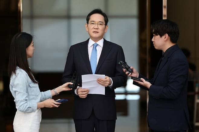 해외 출장을 마치고 귀국한&nbsp;이재용&nbsp;삼성전자 회장이 16일 서울 김포비즈니스항공센터(SGBAC)에서 입장문을 읽고 있다.[사진=연합]