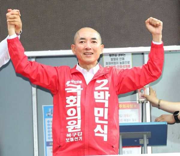 국민의힘 박민식 북갑 국회의원 보궐선거 후보가 21일 오후 부산 북구 구포시장 쌈지공원에서 출정식을 열고 삭발을 한 뒤 두 손을 들고 있다. 2026.5.21. 연합뉴스