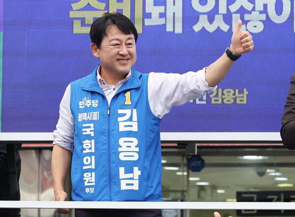 경기 평택을 국회의원 재선거에 출마한 더불어민주당 김용남 후보가 21일 경기도 평택시 안중시장 앞에서 열린 출정식에서 지지를 호소하고 있다. 2026.5.21. 연합뉴스