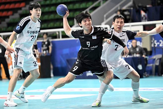 170cm 단신임에도 중거리슛이 능한 충남도청 육태경. 사진=한국핸드볼연맹