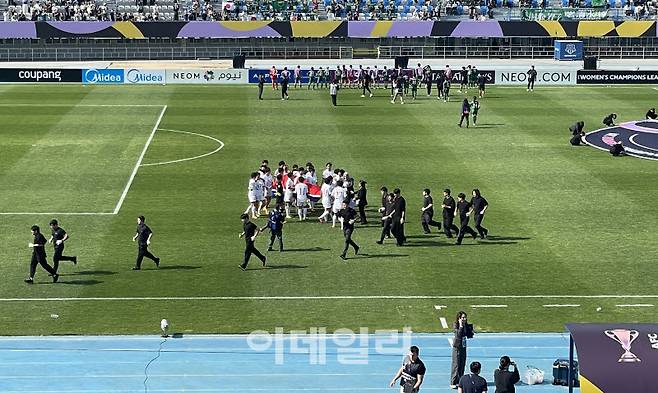 내고향 선수단이 23일 수원 장안구 수원종합운동장에서 열린 아시아축구연맹(AFC) 여자 챔피언스리그(AWCL) 결승전이 끝난 뒤 인공기를 들고 운동장을 돌고 있다.