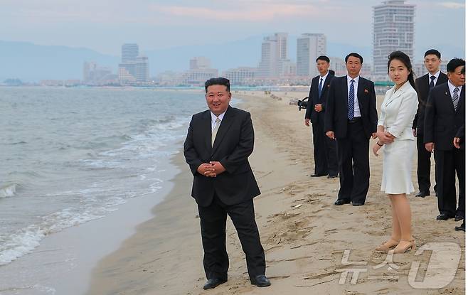 북한 노동당 기관지 노동신문은 지난해 6월 26일 "세계를 앞서나가려는 우리 인민의 애국적 열정을 배가해주는 긍지스럽고 고무적인 창조물인 원산갈마해안관광지구 준공식이 6월 24일에 성대히 진행됐다＂고 보도했다. 행사에는 리설주 여사와 딸 주애가 동행했다. [국내에서만 사용가능. 재배포 금지. DB 금지. For Use Only in the Republic of Korea. Redistribution Prohibited] rodongphoto@news1.kr