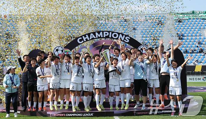 23일 오후 경기 수원시 수원종합운동장에서 열린 2025-2026 아시아축구연맹(AFC) 여자 챔피언스리그(AWCL) 결승 북한 내고향여자축구단과 도쿄 베르디의 경기에서 우승을 거둔 내고향 선수들이 트로피를 들고 환호하고 있다. 2026.5.23 ⓒ 뉴스1 박지혜 기자
