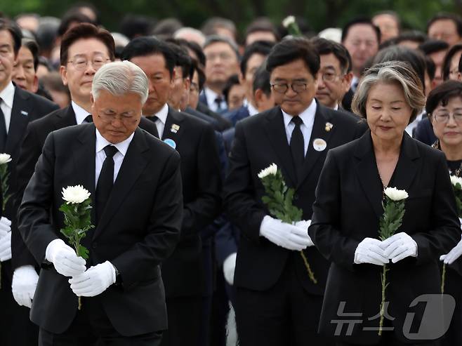 문재인 전 대통령과 김정숙 여사가 23일 경남 김해시 봉하마을에서 열린 노무현 전 대통령 서거 17주기 추도식에서 노 전 대통령 묘소를 참배하고 있다. 2026.5.23 ⓒ 뉴스1 황기선 기자