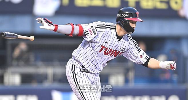 LG 홍창기가 14일 서울 잠실구장에서 열린 2026 KBO리그 롯데전 2회말 1사 내야땅볼을 치고 있다. 잠실 | 최승섭기자 thunder@sportsseoul.com