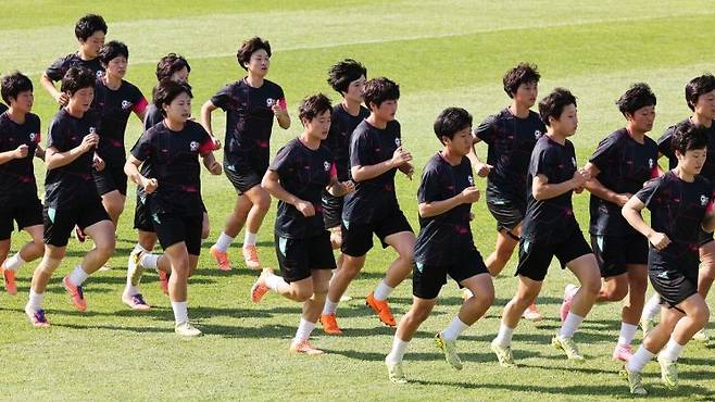 아시아축구연맹(AFC) 여자 챔피언스리그(AWCL) 결승에 진출한 내고향여자축구단 선수들이 22일 경기도 수원월드컵경기장 보조경기장에서 훈련하고 있다. 내고향은 오는 23일 수원종합운동장에서 열리는 결승전에서 도쿄 베르디와 우승컵을 두고 맞붙는다. 연합뉴스