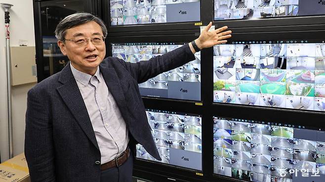 이건주 씨가 소방안전관리자로 일하고 있는 경기 성남시 분당의 한 오피스텔 방재실에서 수십 개의 폐쇄회로(CC)TV 모니터를 통해 소방안전 시스템을 관리하는 법을 설명하고 있다. 대기업 사무직으로 34년 근무한 뒤 은퇴한 그는 중장년내일센터를 찾아 상담받은 뒤 새로운 삶을 살고 있다. 성남=이한결 기자 always@donga.com