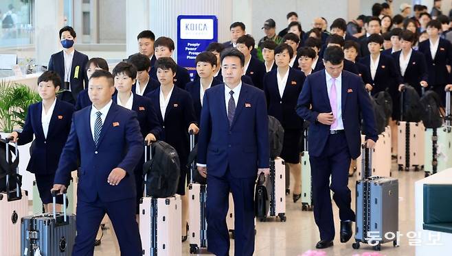 17일 인천공항에 도착한 내고향여자축구단과 북한 관계자들. 맨 앞에서 걸어가는 사람이 리유일 감독이다. 인천 변영욱 기자 cut@donga.com