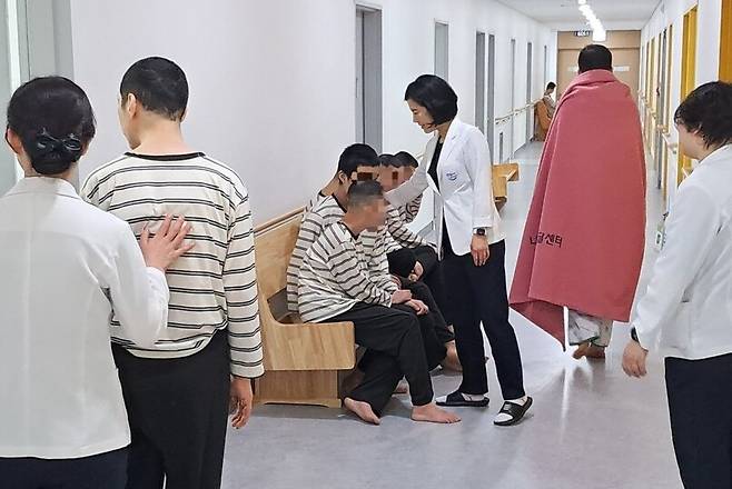 전북 김제시 금산면에 위치한 신세계병원 집중병동 1층 복도에 발달장애인 환자들이 모여있고, 일부는 지나가고 있다.