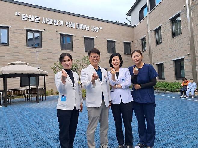 신세계효병원 산하 나누리발달센터 중앙정원에서 포즈를 취한 병원 의료진들. 왼쪽부터 박진숙 간호과장, 박문희 의무원장, 이경현 사회사업과장, 강남주 책임간호사.