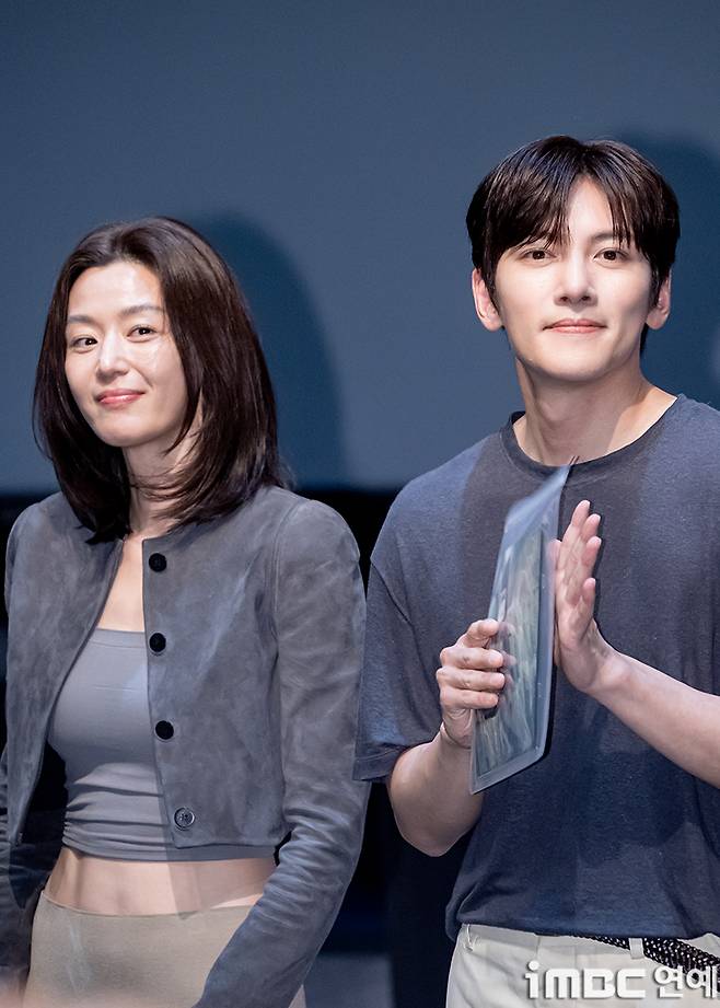 Actor Ji Chang-wook attended the opening week stage greeting for the film Colony held at Lotte Cinema World Tower in Jamsil, Seoul on the 23rd, spending time interacting with the audience. The event was attended by director Reminiscent of Protection, as well as actors Jun Ji-hyun, Koo Kyo-hwan, Shin Hyun-bin, and Kim Shin-rok.The film Colony tells the story of survivors isolated inside a building sealed off by an unidentified infection, fighting a desperate battle against evolving infected individuals. It is currently showing to rave reviews in theaters nationwide.