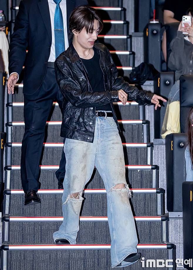 Actor Koo Kyo-hwan spent a meaningful time with the audience at the opening week stage greeting for the film Colony, held at Lotte Cinema World Tower in Jamsil, Seoul, on the 23rd. The event was attended by director Reminiscent of Protection, as well as actors Jun Ji-hyun, Koo Kyo-hwan, Ji Chang-wook, Shin Hyun-bin, and Kim Shin-rok, raising interest in the film.The film Colony tells the story of survivors isolated inside a building sealed off by an unidentified infection, fighting a desperate battle against infected individuals who are evolving unpredictably. It is currently enjoying great success in theaters nationwide.