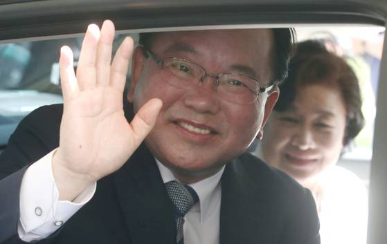 김부겸 더불어민주당 대구시장 후보가 2022년 5월 12일 정부서울청사에서 열린 국무총리 이임식을 마치고 아내 이유미 여사와 차량에 탑승해 총리실 직원들과 인사하고 있다. 뉴스1