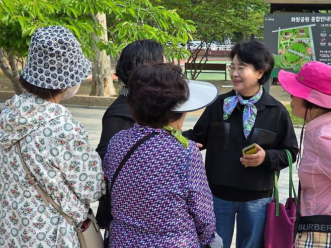 김부겸 더불어민주당 대구시장 후보의 아내 이유미(오른쪽 두 번째) 여사는 5월 14일 오전 대구 만촌동 화랑공원에서 김 후보가 아침 인사를 마치고 떠난 뒤에도 혼자 남아 옛 지역구 주민들과 한참을 서서 이야기를 나눴다. 대구=하준호 기자