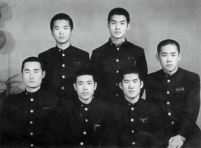 김부겸 더불어민주당 대구시장 후보는 경북고 56회 졸업생이다. 조희대 대법원장이 그의 경북고 동기다. 뒷줄 왼쪽이 김 후보, 앞줄 왼쪽 첫 번째가 당시 학생회장이었던 양선규 대구교대 명예교수다. 김 후보는 학생회장 낙선 후 양 교수의 제안으로 학생회 문예부장을 맡았다. 사진은 1974년 교내 졸업앨범 편집위원회 친구들과 찍었다. 사진 김부겸 희망캠프 제공