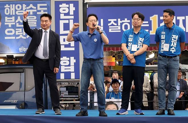 박주민 더불어민주당 오뚝유세단 단장이 6·3 지방선거 및 국회의원 재보궐선거 공식 선거운동 첫날인 21일 오후 부산 부산진구 부전역 앞에서 열린 전재수 부산시장 후보 출정식에서 지원유세를 하고 있다. 송봉근 객원기자