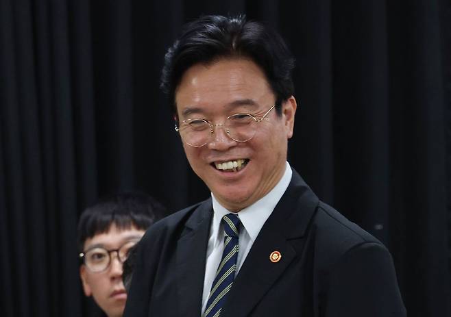 김영훈 고용노동부 장관이 20일 오후 경기 수원시 장안구 경기지방고용노동청에서 열린 삼성전자 노사교섭 타결에 따른 브리핑에서 미소를 보이고 있다. 김성룡 기자.
