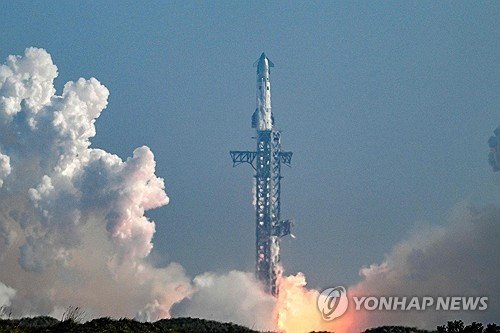 ▲ 스페이스X의 차세대 우주선 스타십의 새 모델 V3가 22일(현지시간) 오후 미국 텍사스주 스타베이스에서 발사되고 있다. AFP=연합뉴스