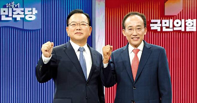 < 金·秋, 후보자 토론회서 격돌 > 대구시장에 출마한 김부겸 더불어민주당 후보(왼쪽)와 추경호 국민의힘 후보가 22일 대구 수성구 TBC 스튜디오에서 열린 ‘후보자 초청 토론회’에서 토론회 시작에 앞서 주먹을 쥐고 각오를 다지고 있다.  /연합뉴스