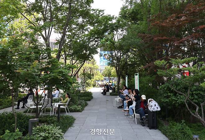 초여름 더위를 보인 22일 서울 광화문광장에서 내외국인들이 광장 나무숲 아래서 더위를 피하고 있다. 2026.5.22. 강윤중 기자
