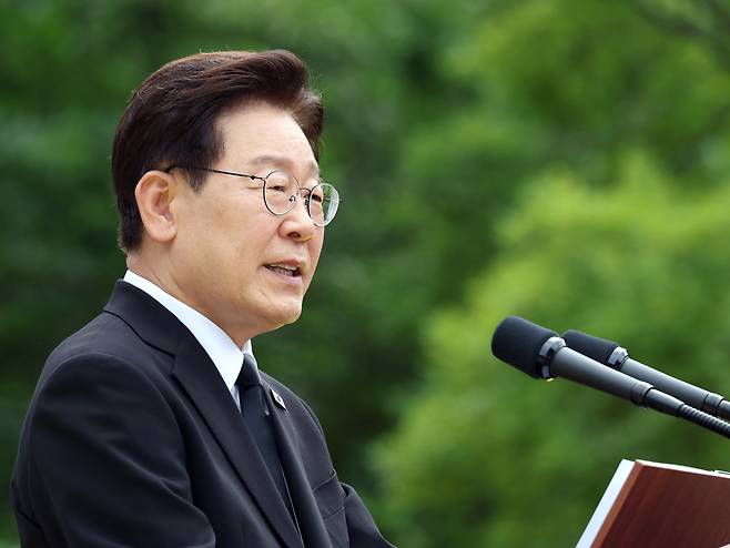 이재명 대통령이 23일 경남 김해시 봉하마을에서 열린 고 노무현 전 대통령 서거 17주기 추도식에 참석해 추도사를 하고 있다. 연합뉴스