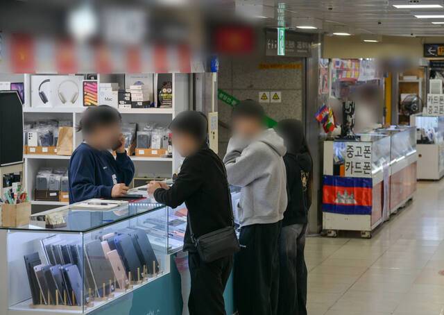 수원역 지하상가가 외국인 휴대전화 개통 성지로 떠올랐지만 관리 공백으로 범죄 악용 우려가 제기된다. 윤원규 기자