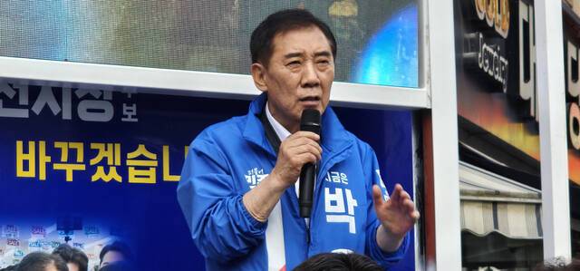 더불어민주당 박윤국 포천시장 후보가 신읍사거리 출정식에서 공식 선거운동 첫 유세를 펼치며 지지를 호소하고 있다. 손지영기자