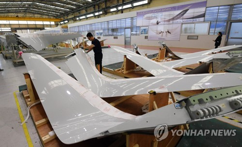 부산시 강서구 대한항공 항공우주사업본부 부산테크센터에서 직원들이 항공기 날개 끝에 구조물을 장착하고 있다. [연합뉴스]