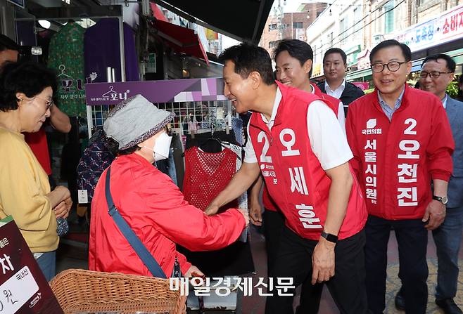 지난 22일 오세훈 국민의힘 서울시장 후보가 용문전통시장에서 선거 유세를 하고 있다. 이승환기자