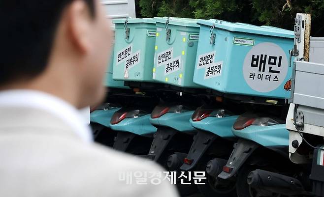 우아한형제들이 운영하는 배달의민족. 사진은 배달의민족 라이더들이 사용하는 배달용 오토바이들. [김호영 기자]